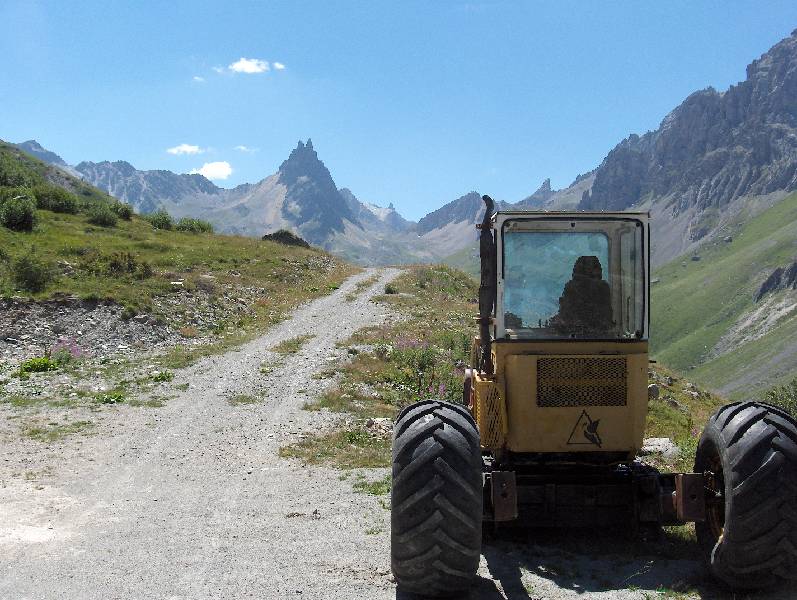 9 la pelle arraignee qui a permis de tracer la nouvelle piste.JPG